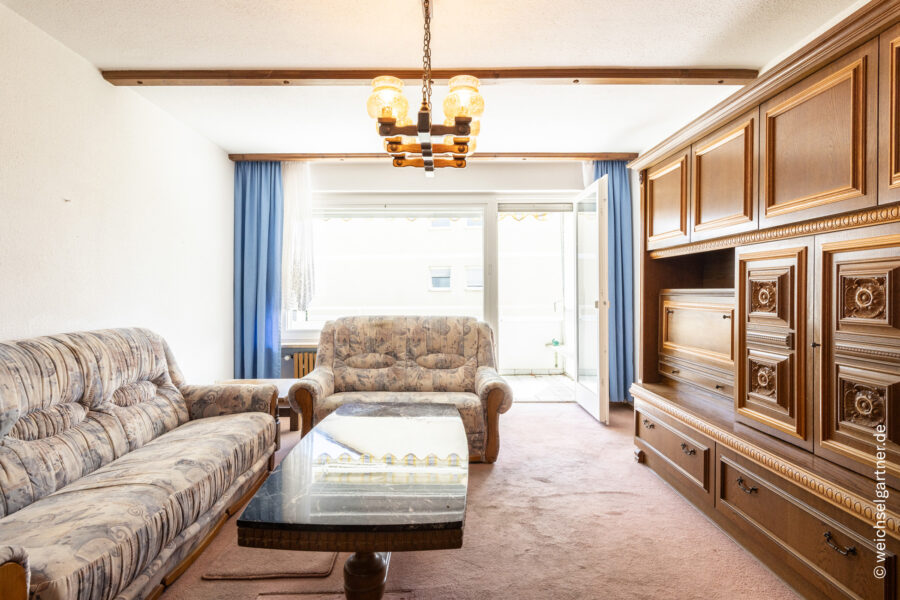 Renovierungsbedürftige Wohnung mit Süd-Loggia und Einzelgarage - Wohnzimmer mit Loggiazugang