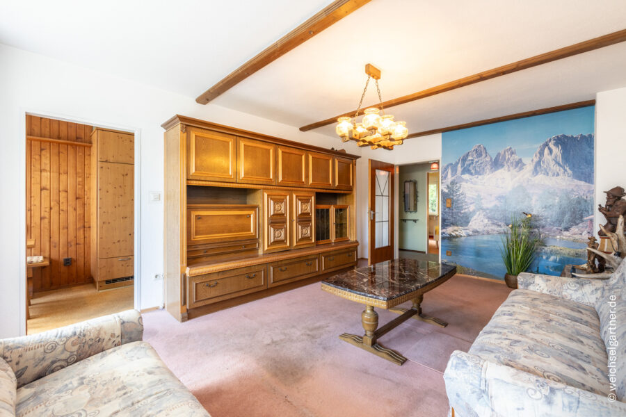 Renovierungsbedürftige Wohnung mit Süd-Loggia und Einzelgarage - Wohnzimmer