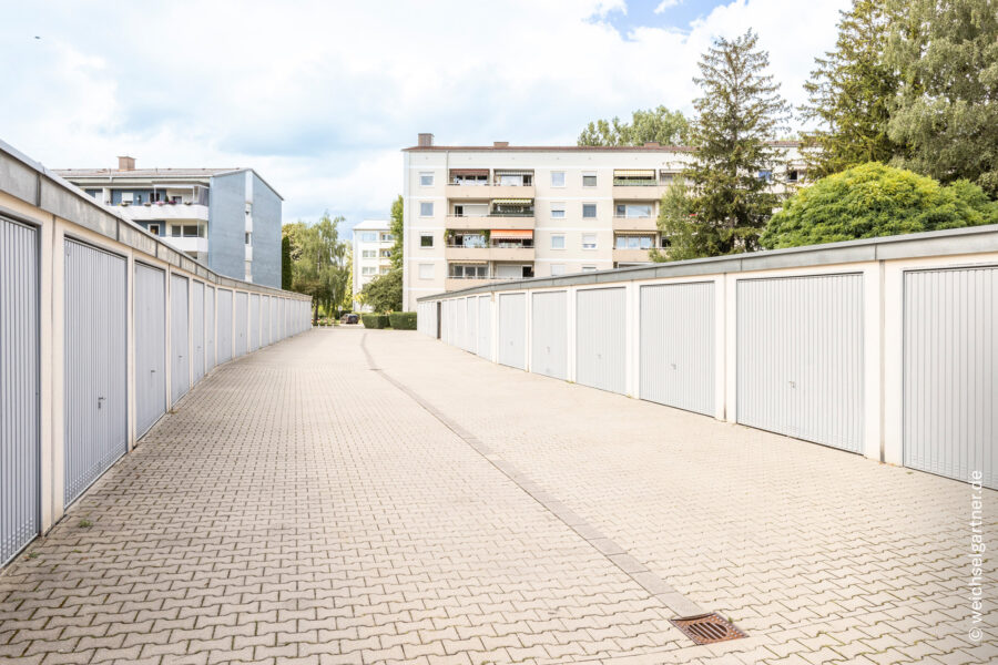 Renovierungsbedürftige Wohnung mit Süd-Loggia und Einzelgarage - Einzelgarage