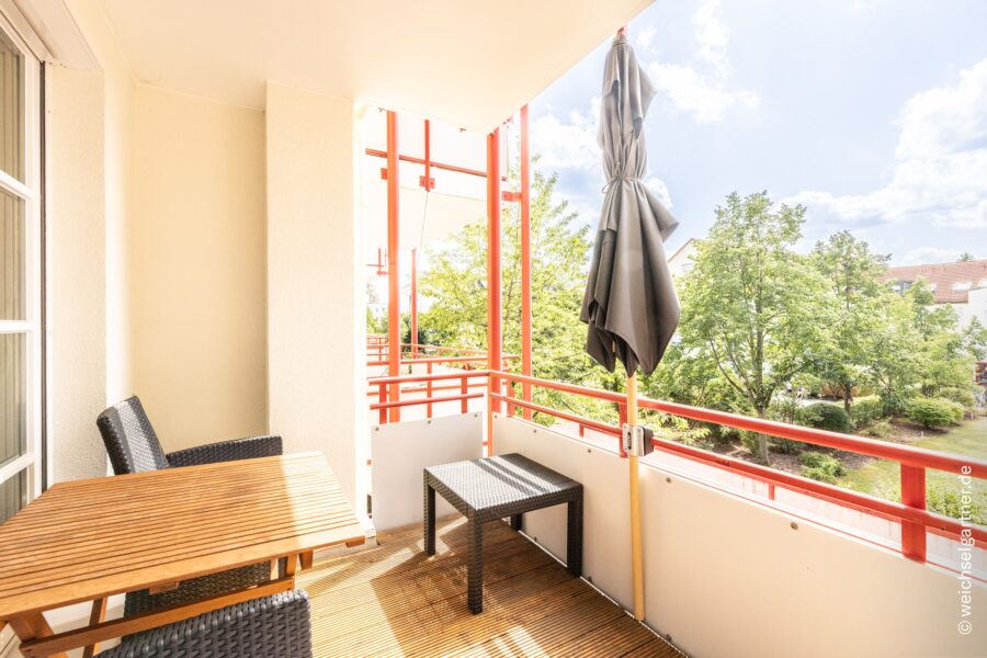 Moderne 2-Zimmer-Wohnung in ruhiger Lage mit Westloggia und Blick ins Grüne - Überdachte Loggia