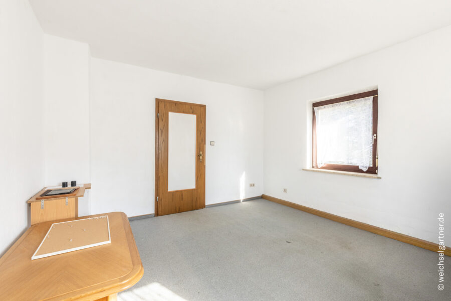 Charmante Doppelhaushälfte bzw. Mehrgenerationenhaus mit viel Potential auf traumhaften Grundstück - Zimmer 2 im OG