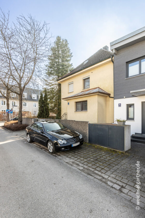 Charmante Doppelhaushälfte bzw. Mehrgenerationenhaus mit viel Potential auf traumhaften Grundstück - Blick auf den Eingang