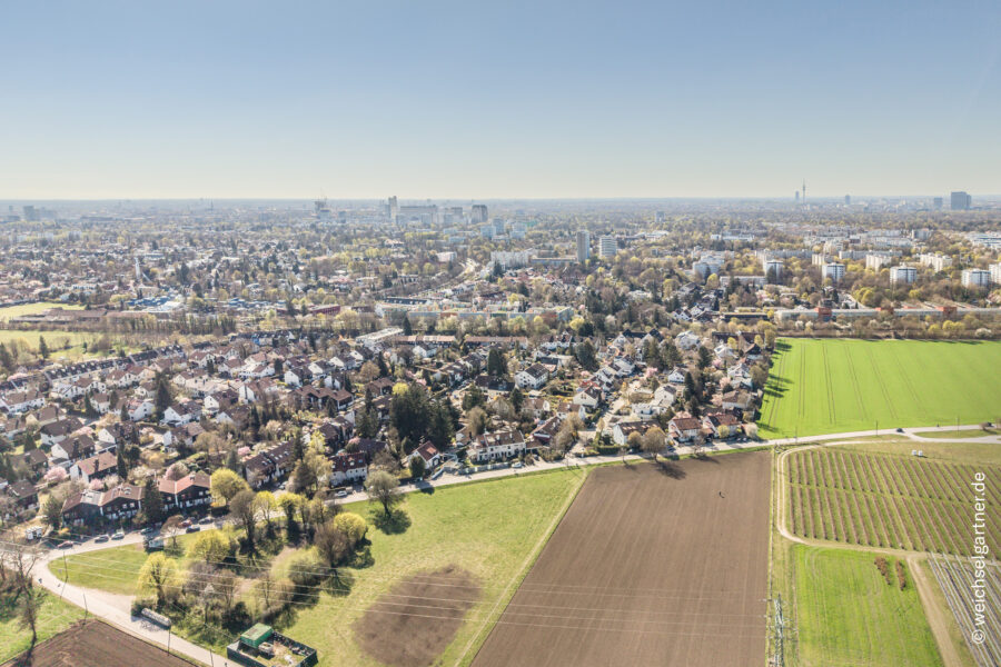 Viel Platz für die Familie: Reihenhaus mit schönem Südgarten in ruhiger Wohnlage - Drohnenbildaufnahme