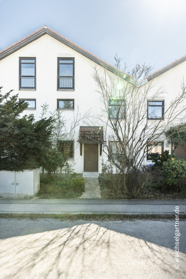 Viel Platz für die Familie: Reihenhaus mit schönem Südgarten in ruhiger Wohnlage - Blick auf den Hauseingang