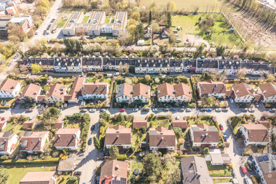 Viel Platz für die Familie: Reihenhaus mit schönem Südgarten in ruhiger Wohnlage - Drohnenaufnahme