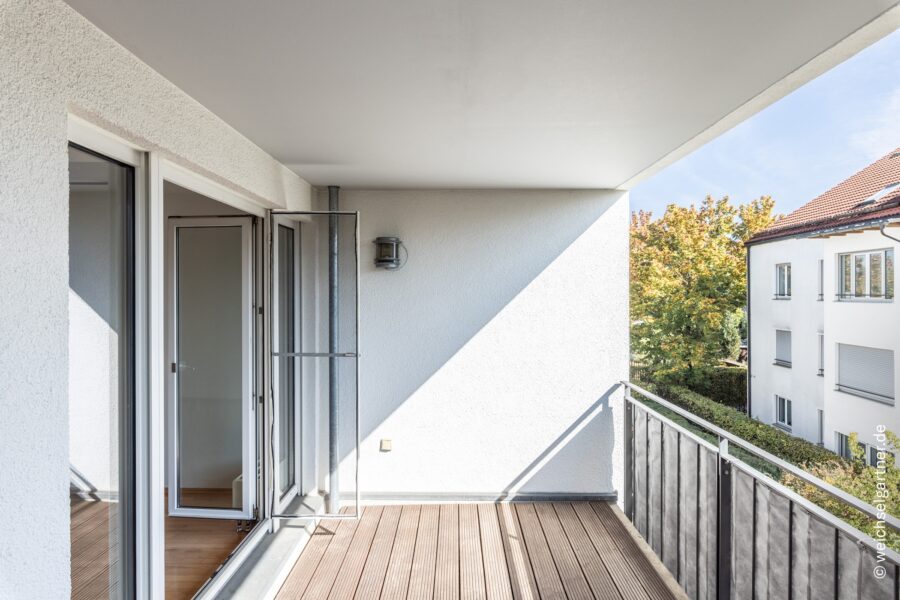 Energieeffiziente 3-Zimmer-Wohnung in ruhiger Lage mit Südloggia und TG-Einzelstellplatz - Südloggia mit Stromanschluss