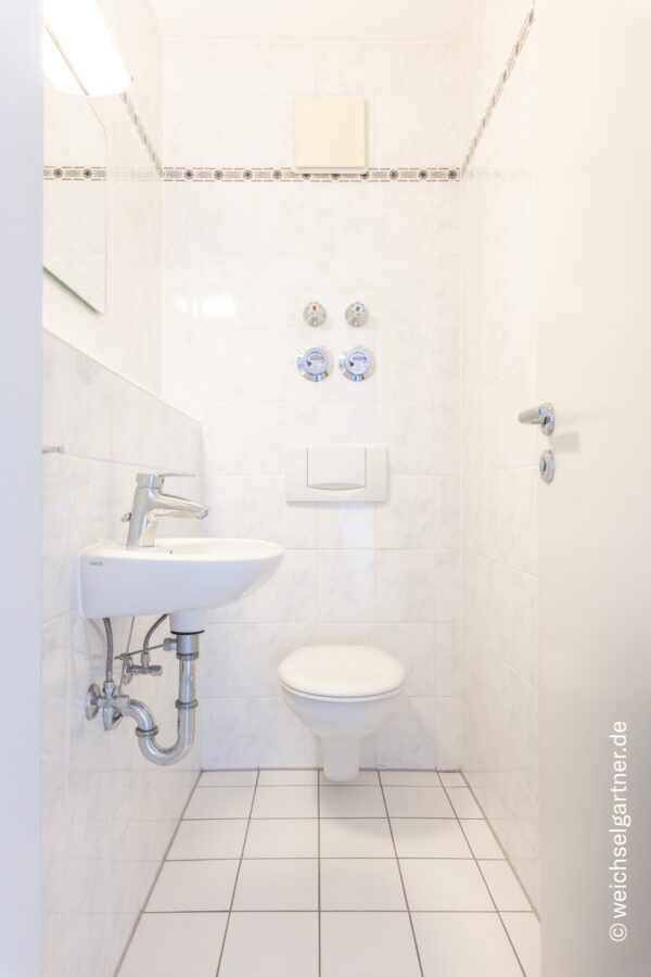 Energieeffiziente 3-Zimmer-Wohnung in ruhiger Lage mit Südloggia und TG-Einzelstellplatz - Separate Toilette