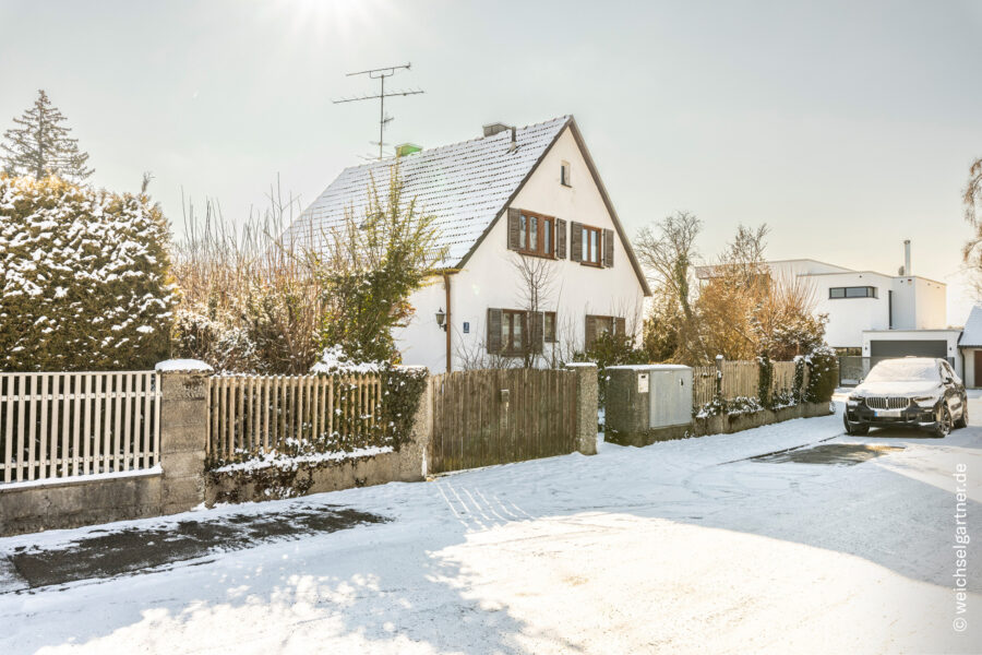Attraktives Baugrundstück mit idealer Südausrichtung in begehrter Wohngegend - Blick von der Straße