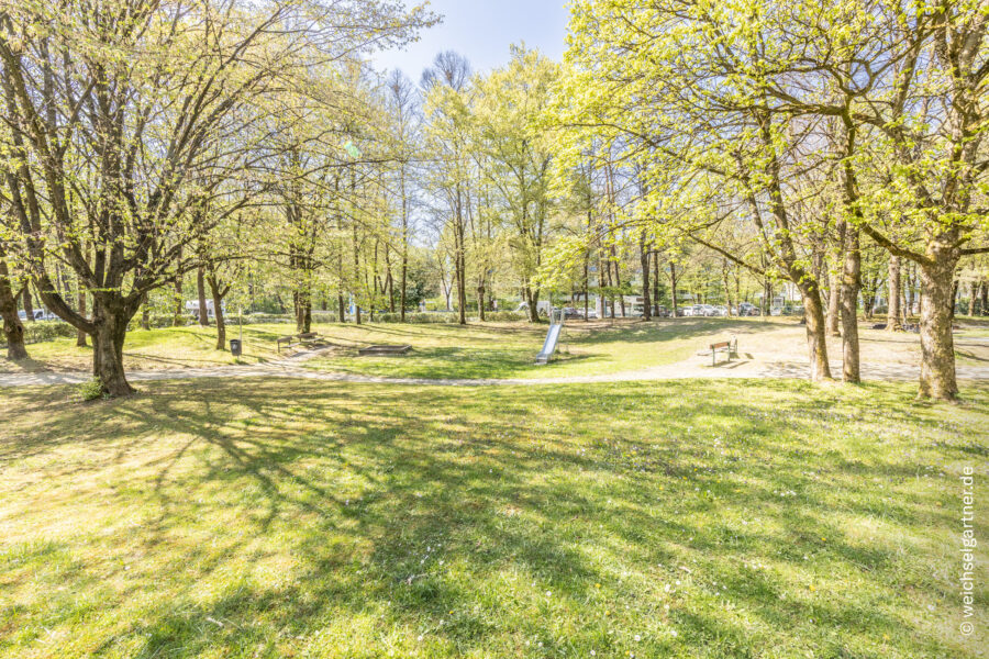 Bezugsfreie Eigentumswohnung mit herrlichen Blick ins Grüne und hervorragender Infrastruktur - Parkähnliches Grundstück