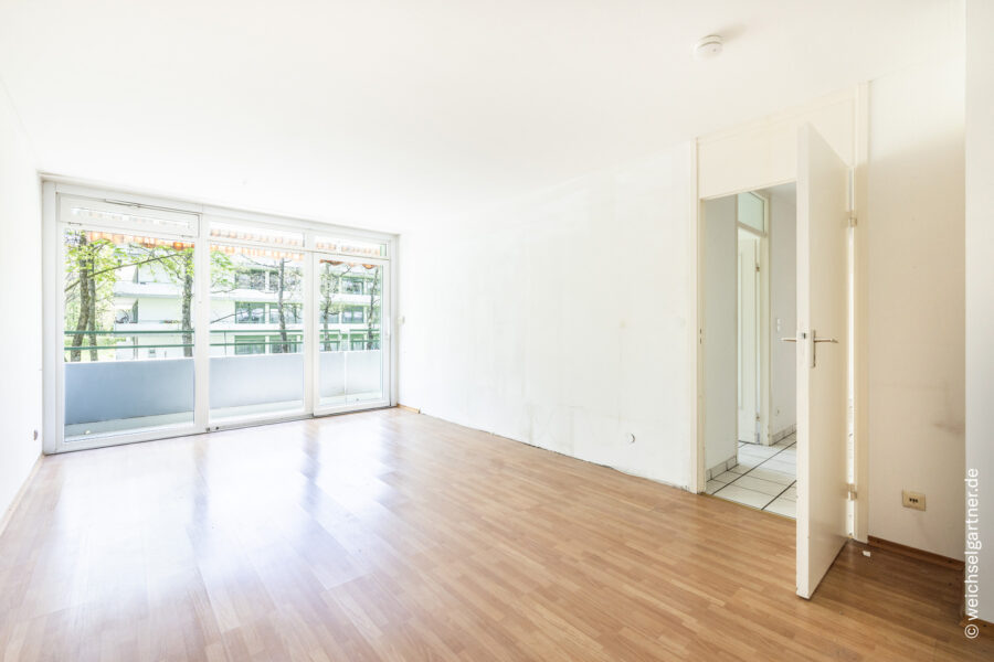 Bezugsfreie Eigentumswohnung mit herrlichen Blick ins Grüne und hervorragender Infrastruktur - Wohnzimmer mit Balkon