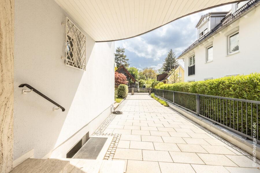 Freistehendes Einfamilienhaus auf sonnigem Süd-West-Grundstück in ruhiger Lage - Zufahrt zum Haus