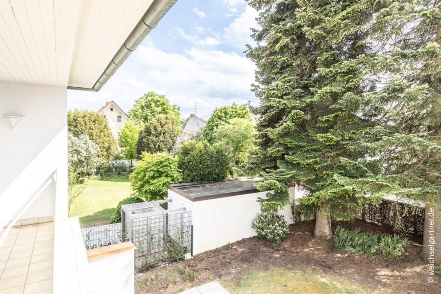 Freistehendes Einfamilienhaus auf sonnigem Süd-West-Grundstück in ruhiger Lage - Seitlicher Blick vom Balkon