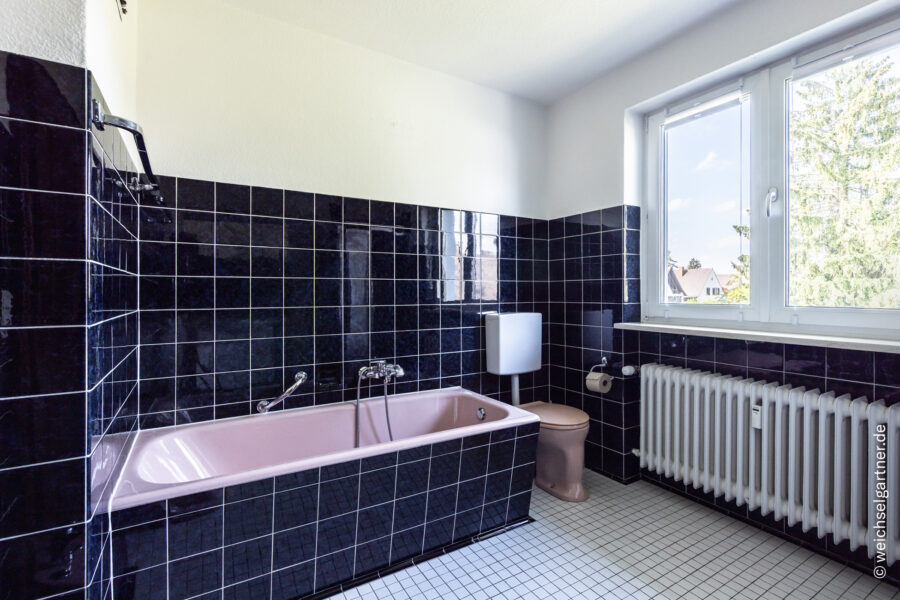Freistehendes Einfamilienhaus auf sonnigem Süd-West-Grundstück in ruhiger Lage - Badezimmer mit Wanne & Dusche