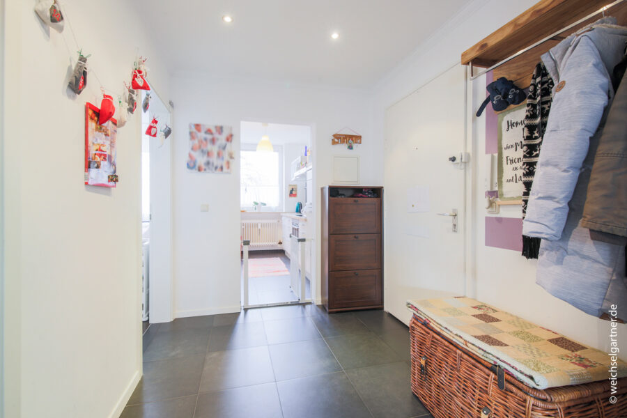 Bezugsfreie und renovierte Eigentumswohnung in guter Lage - Großzügige Diele