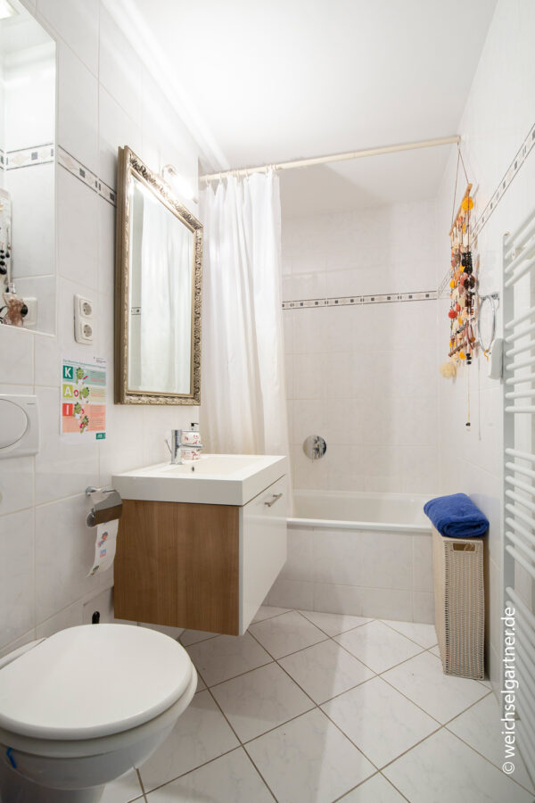 Bezugsfreie und renovierte Eigentumswohnung in guter Lage - Badezimmer mit Wanne
