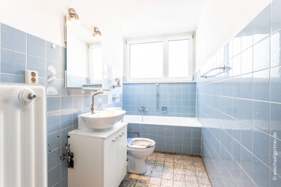 Erbpacht: Bezugsfreie Eigentumswohnung mit Loggia und Einzelgarage in ruhiger Wohnlage - Tageslicht-Badezimmer