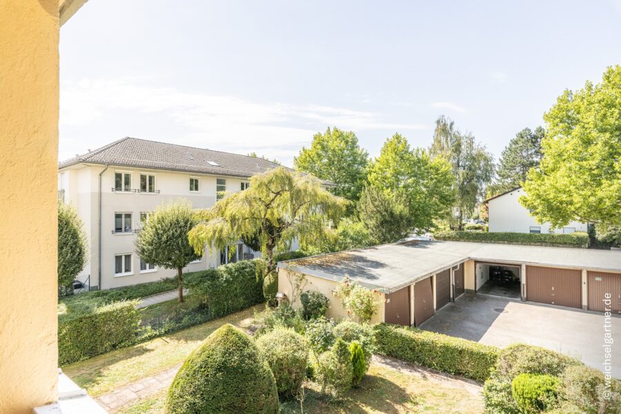 Erbpacht: Bezugsfreie Eigentumswohnung mit Loggia und Einzelgarage in ruhiger Wohnlage - Blick von der Loggia