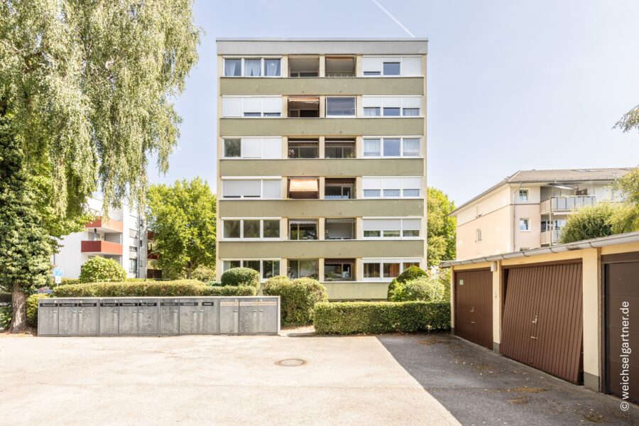 Erbpacht: Bezugsfreie Eigentumswohnung mit Loggia und Einzelgarage in ruhiger Wohnlage - Blick auf das Wohnhaus