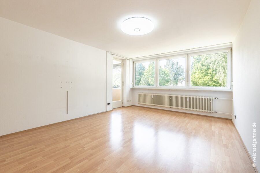 Erbpacht: Bezugsfreie Eigentumswohnung mit Loggia und Einzelgarage in ruhiger Wohnlage - Wohnzimmer