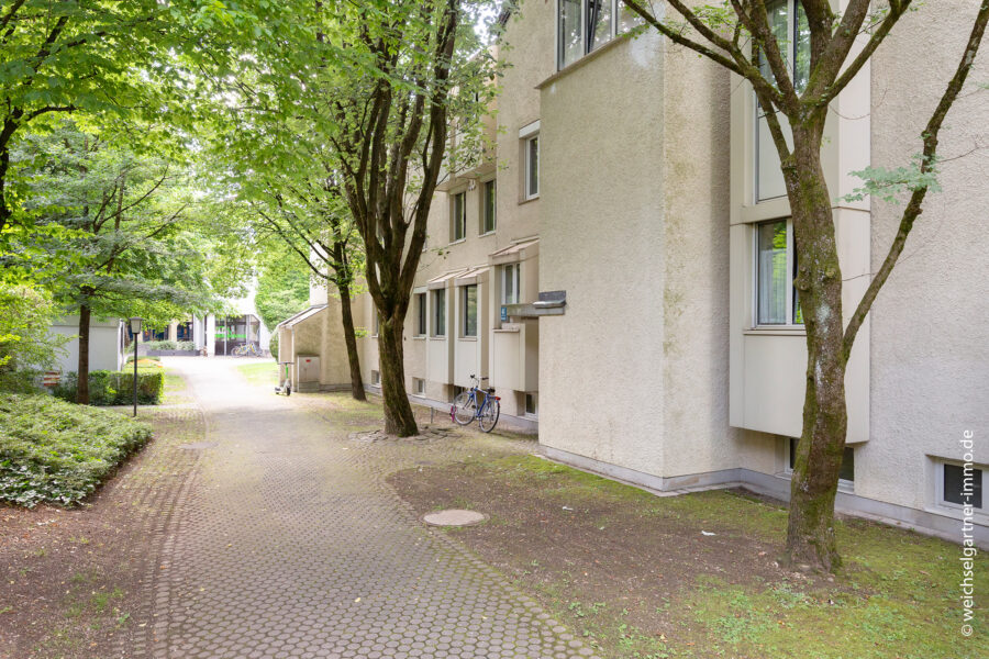 Besondere Wohnung (Haus im Haus) in grüner und ruhiger Wohnlage - Zuweg zum Hauseingang