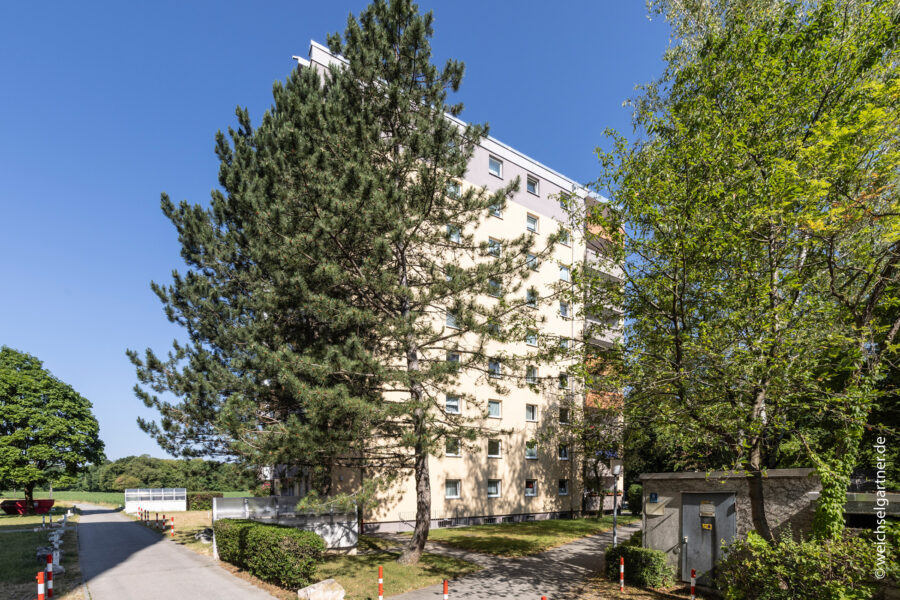 Vermietete Eigentumswohnung mit Weitblick in grüner Wohnlage - Zuweg zum Wohnhaus