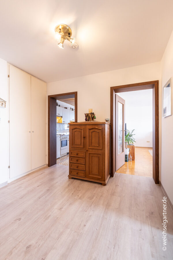 Vermietete Eigentumswohnung mit Weitblick in grüner Wohnlage - Großzügige Diele