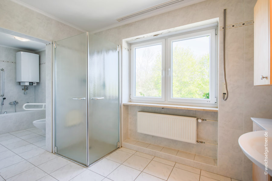 Reiheneckhaus mit großem Garten in grüner und ruhiger Wohnlage - Weitere Aufnahme – Badezimmer