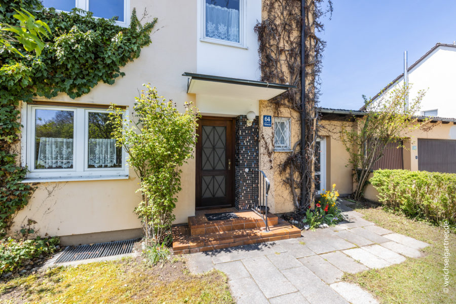 Reiheneckhaus mit großem Garten in grüner und ruhiger Wohnlage - Vorderer Grundstücksbereich