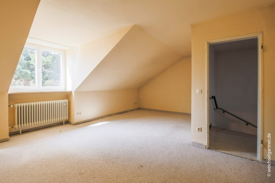 Reiheneckhaus mit großem Garten in grüner und ruhiger Wohnlage - Großzügiges Dachstudio