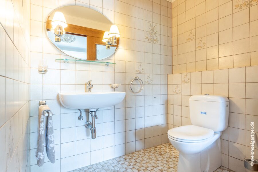 Gemütliche Doppelhaushälfte mit schönem Garten in ruhiger Wohnlage Nähe Zamilapark - Das WC im Obergeschoss