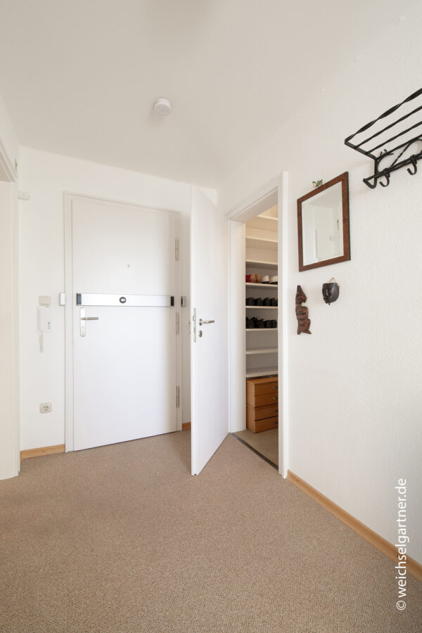 Bezugsfreie Eigentumswohnung mit West-Balkon - Abstellkammer im Flur