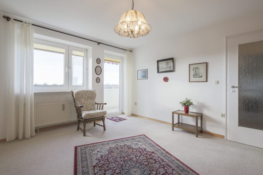 Bezugsfreie Eigentumswohnung mit West-Balkon - Wohnzimmer mit Balkonzugang