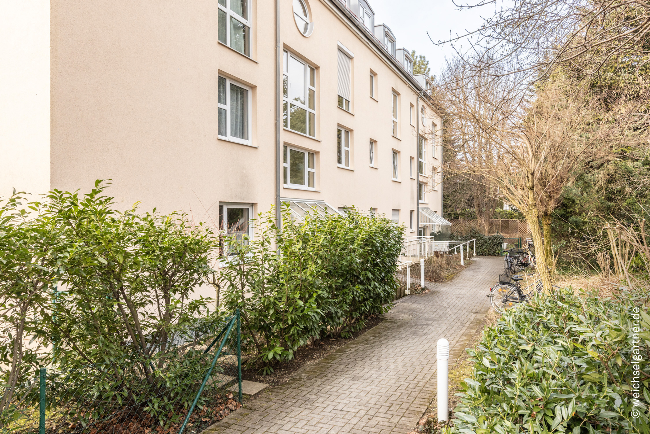 Charmante Eigentumswohnung mit großem Privatgarten, 81929 München, Erdgeschosswohnung