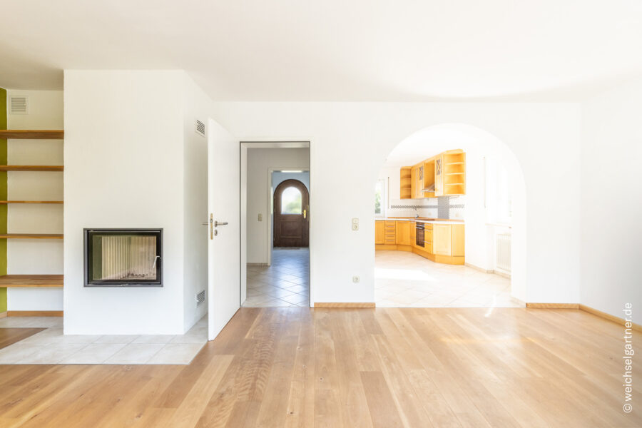 Ideales Wohnen für Familien: Ansprechendes Reiheneckhaus mit Südgarten und Einzelgarage - Blick vom Wohnzimmer