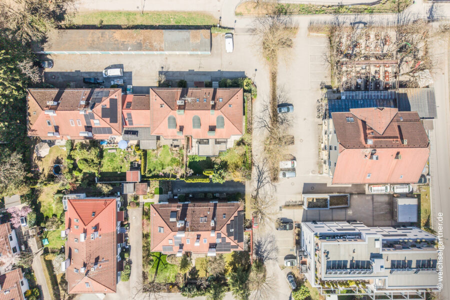 Ideales Wohnen für Familien: Ansprechendes Reiheneckhaus mit Südgarten und Einzelgarage - Vogelperspektive