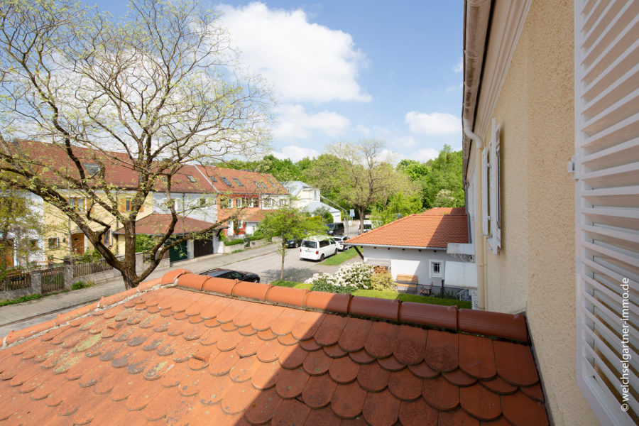Charmantes Stadthaus mit großem Garten - Blick über die Garage
