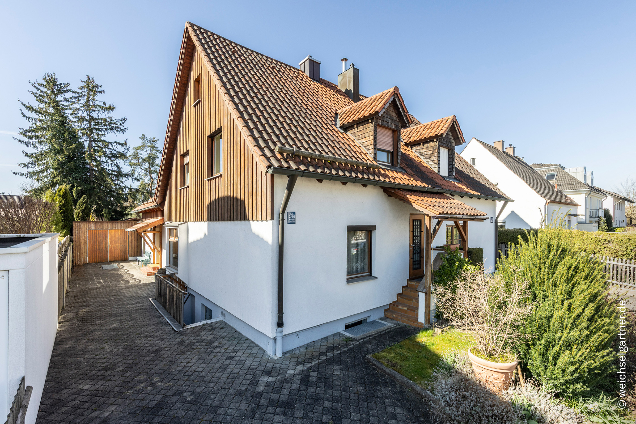 Charmante Doppelhaushälfte mit viel Gestaltungspotential auf herrlichem Süd-Grundstück, 81929 München, Doppelhaushälfte