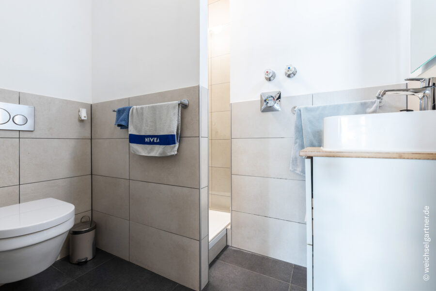 Moderne Eigentumswohnung in urbaner Wohnlage mit Tiefgaragen-Einzelstellplatz - Badezimmer mit Dusche