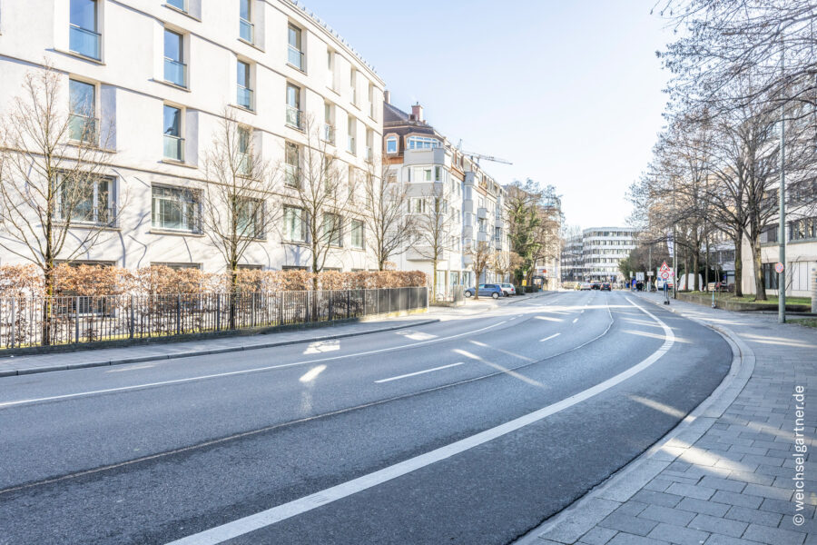 Moderne Eigentumswohnung in urbaner Wohnlage mit Tiefgaragen-Einzelstellplatz - Straßenansicht