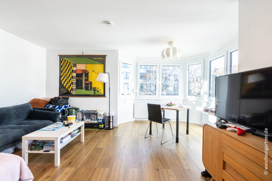 Moderne Eigentumswohnung in urbaner Wohnlage mit Tiefgaragen-Einzelstellplatz - Wohnzimmer mit Erker