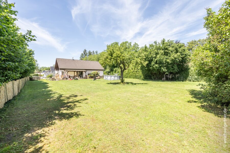 B-Plan vorhanden: Wohnbaugrundstück für ein Doppelhaus in grüner und ruhiger Umgebung - Blick von Osten