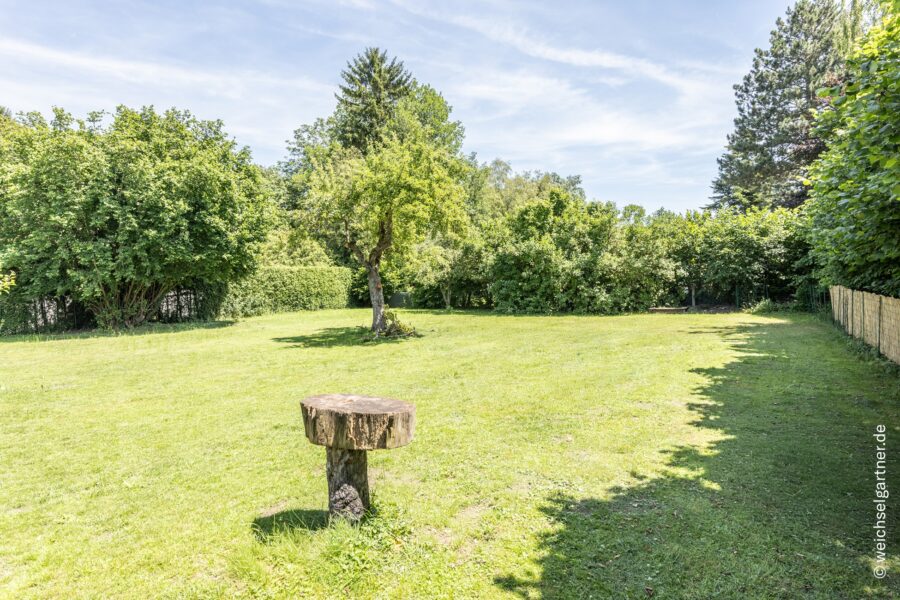 B-Plan vorhanden: Wohnbaugrundstück für ein Doppelhaus in grüner und ruhiger Umgebung - Blick von Westen