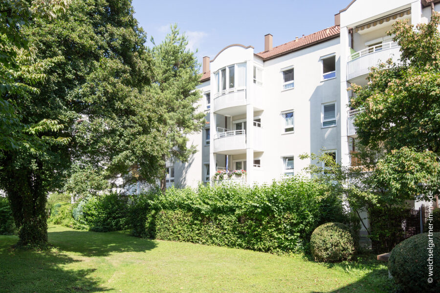 Eigentumswohnung mit West-Balkon und Blick in den grünen Innenhof - Außenansicht - vom Innenhof